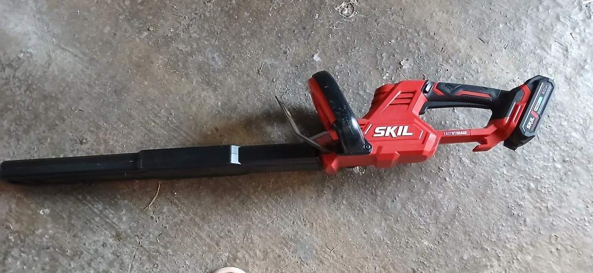 SKIL hedge trimmer and second battery - Image 2