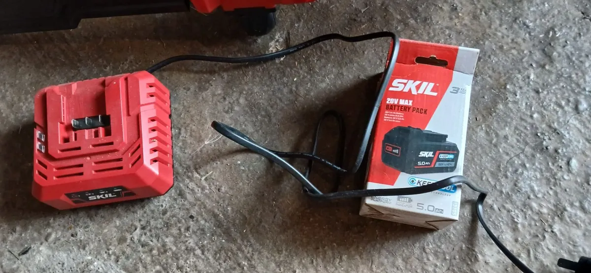 SKIL hedge trimmer and second battery - Image 4