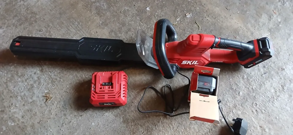 SKIL hedge trimmer and second battery - Image 1