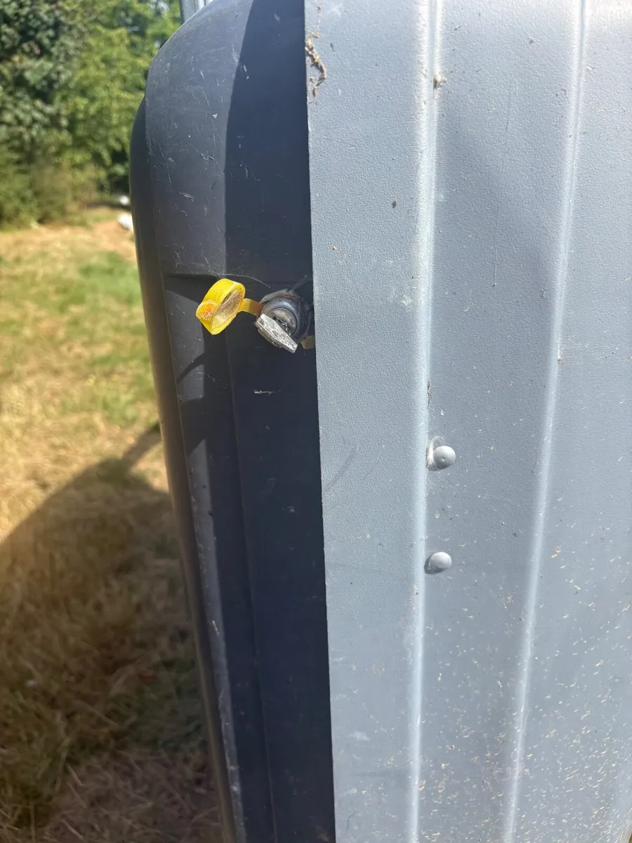 Thule Roof Box – Approx. 5ft x 3ft – €200 ONO - Image 3