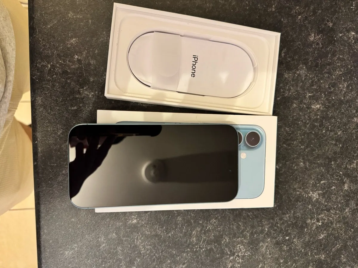 BRAND NEW IPHONE 16 128gb 100% battery Unlocked - Image 2
