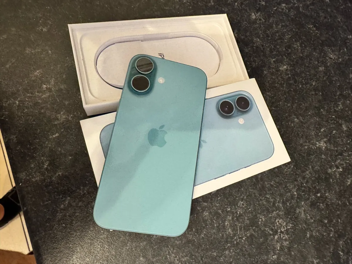 BRAND NEW IPHONE 16 128gb 100% battery Unlocked - Image 3