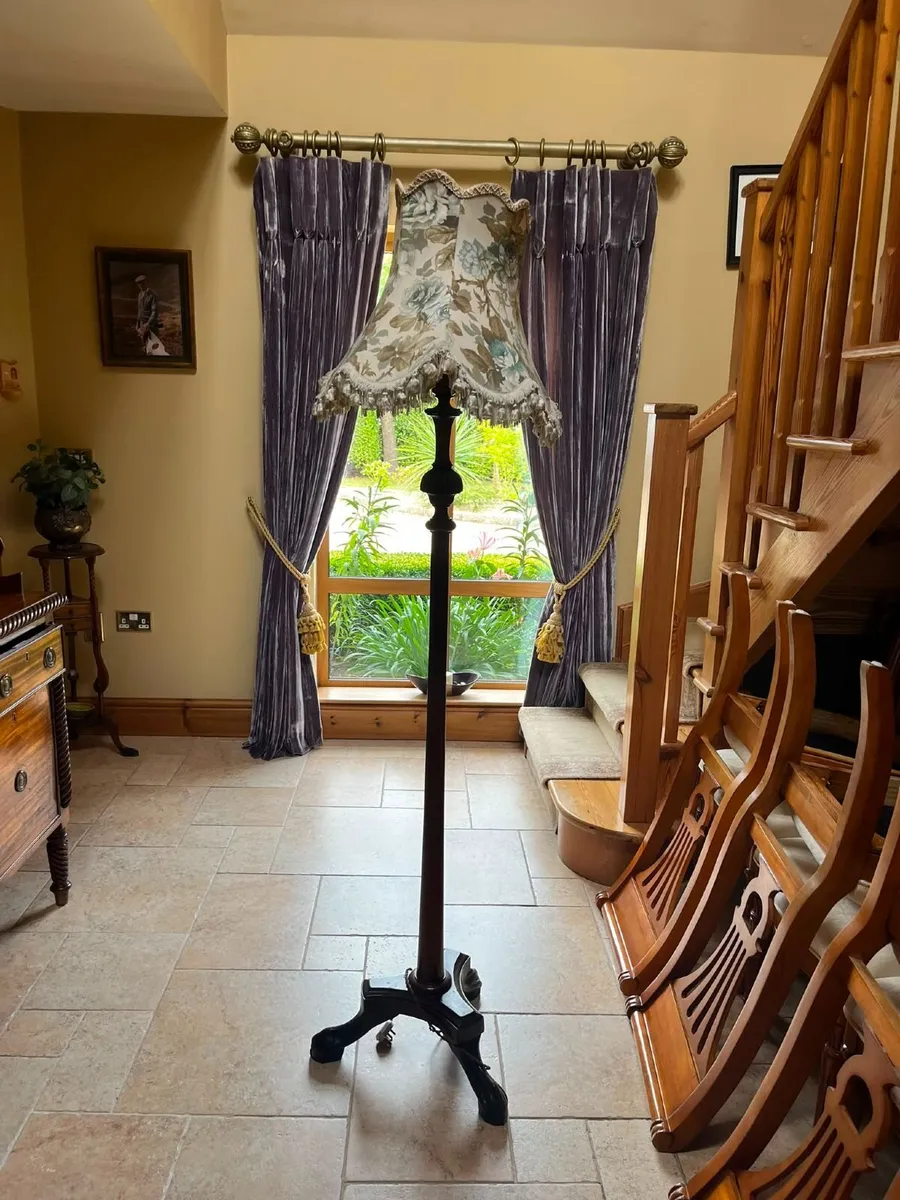 Vintage-Style Wooden Floor Lamp with Fringed Shade