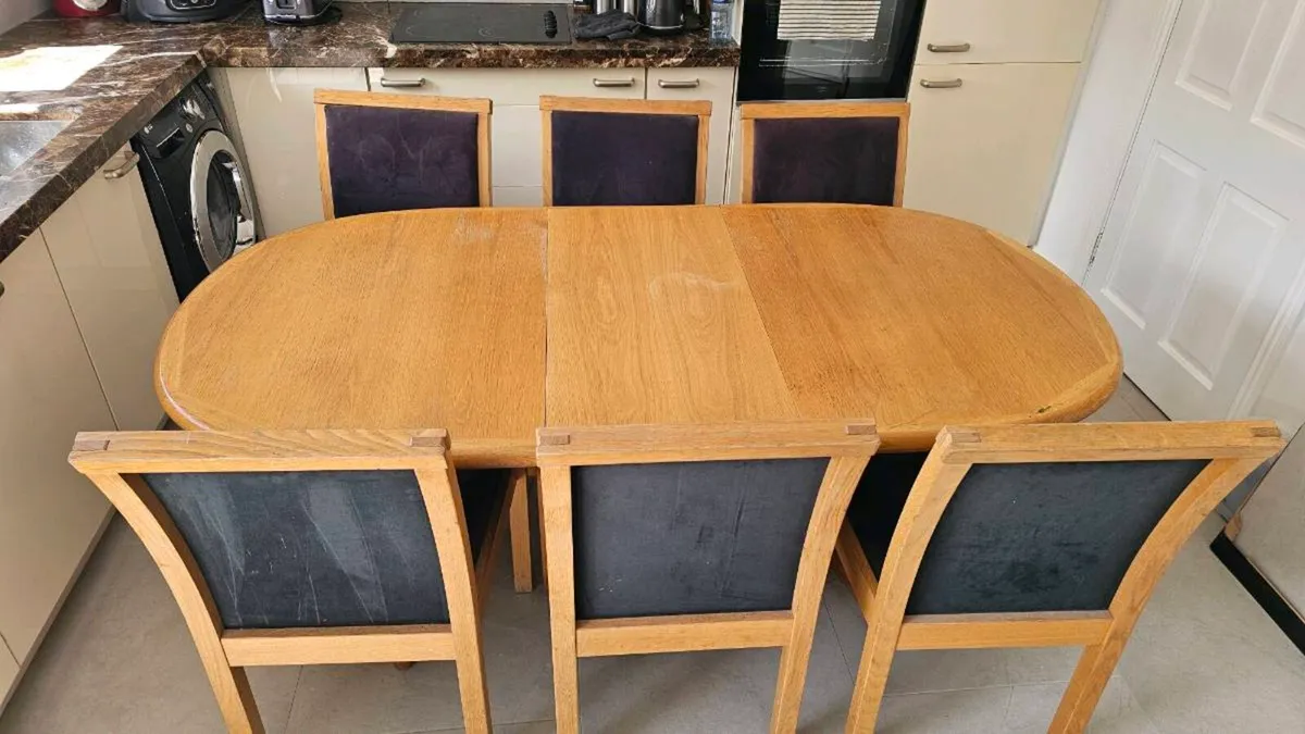 Table and chairs - Image 1