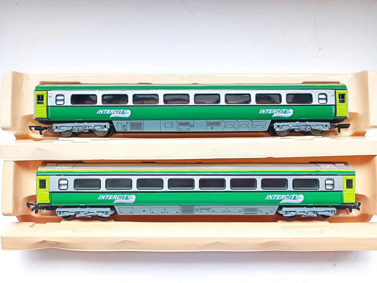 MODEL  RAILWAY  IRISH  INTERCITY  COACHES - Image 1