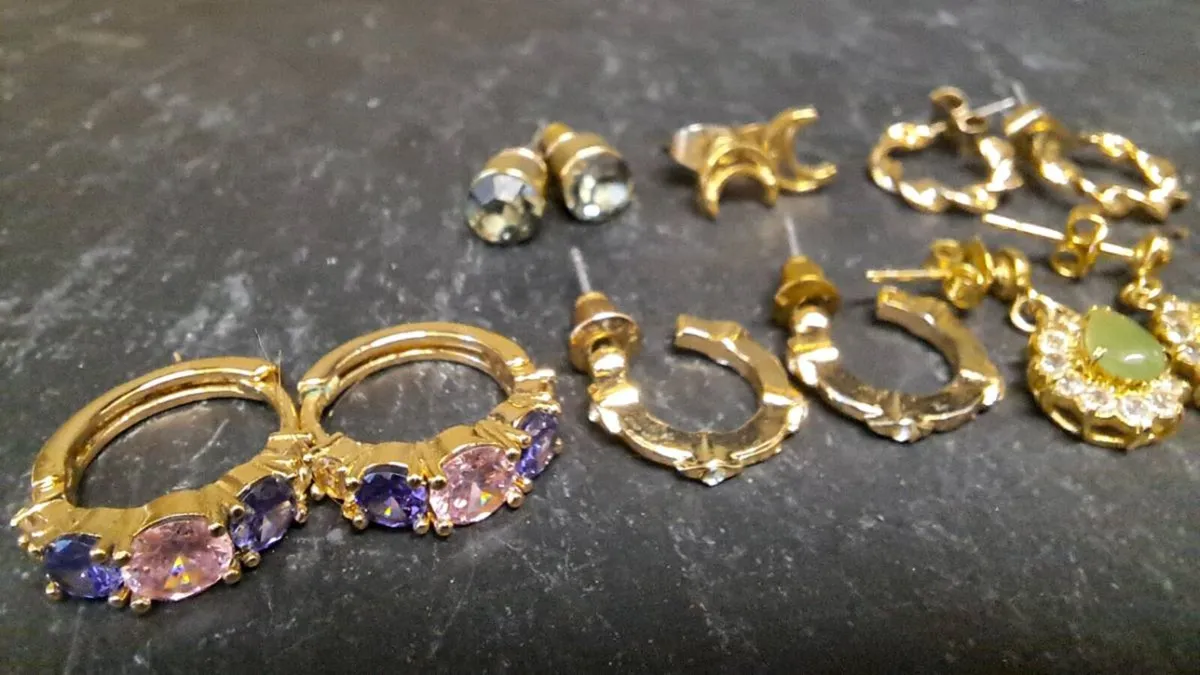 Mixed Lot of 8 Pairs Gold Tone Earrings - Image 2