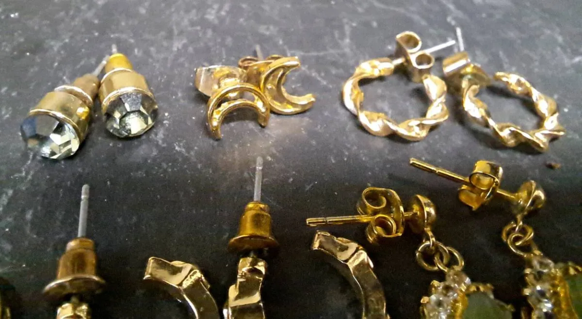 Mixed Lot of 8 Pairs Gold Tone Earrings - Image 3