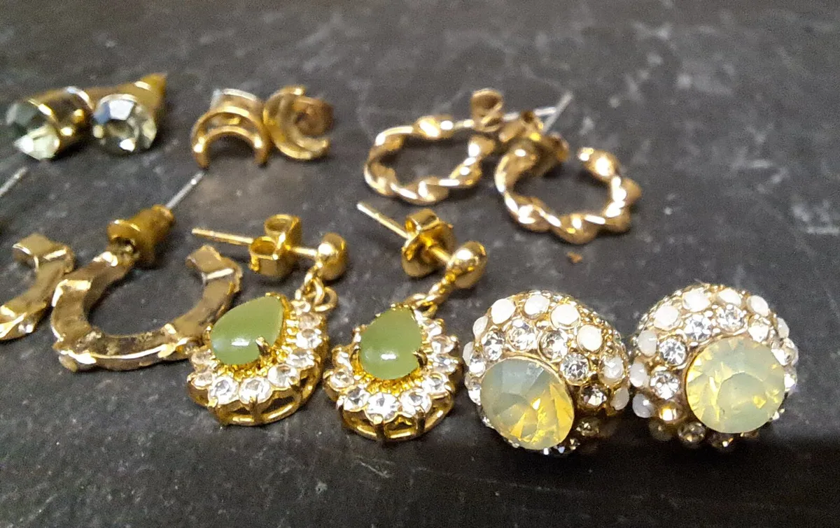 Mixed Lot of 8 Pairs Gold Tone Earrings - Image 4