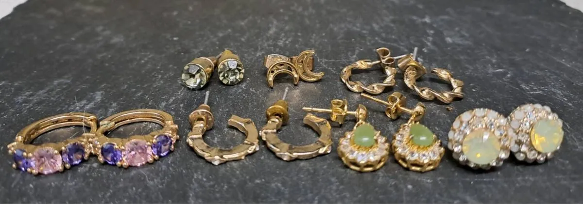 Mixed Lot of 8 Pairs Gold Tone Earrings - Image 1