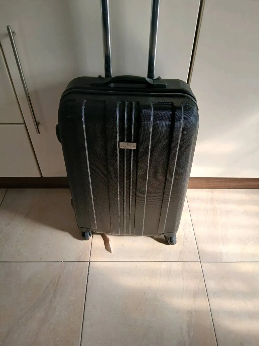 LARGE HARD TYPE SUITCASE 4 WHEELS - Image 1