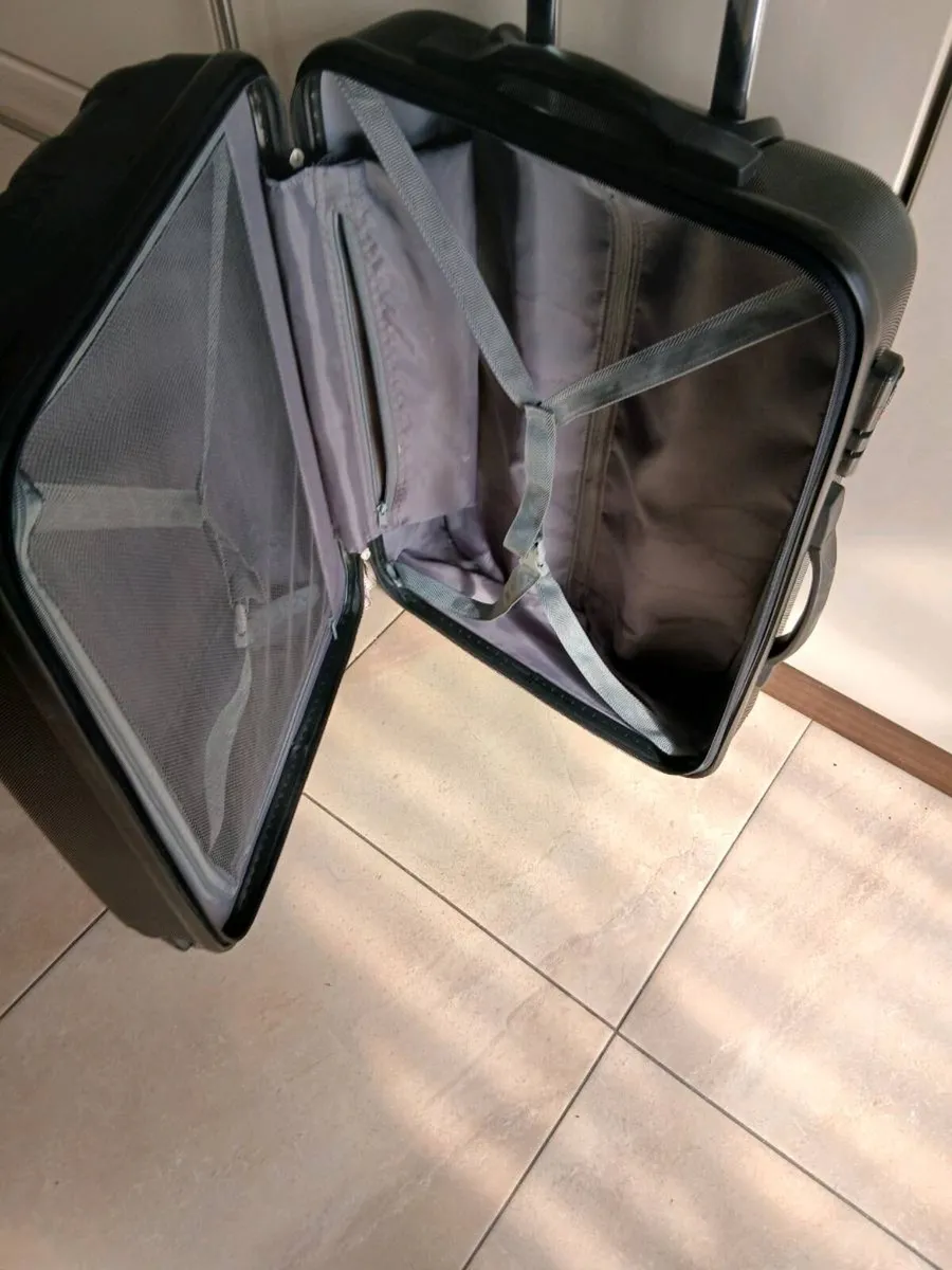 LARGE HARD TYPE SUITCASE 4 WHEELS - Image 2