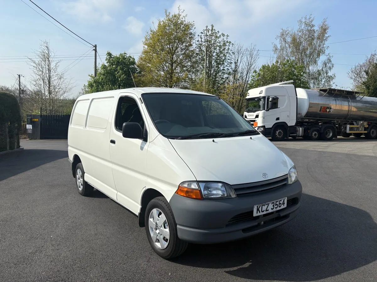 Toyota Hiace power van 2.4 - Image 1