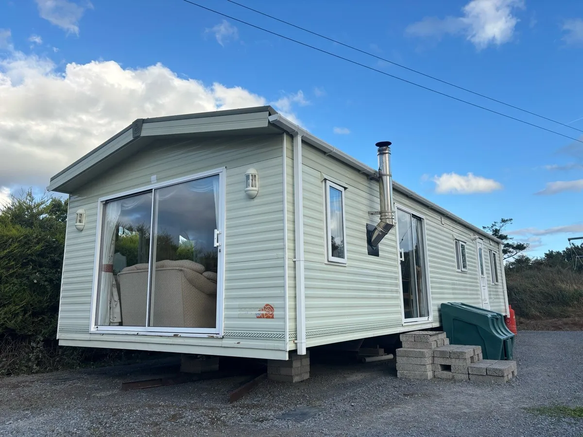 Pembroke Park Lane 40ft by 14ft - Image 2