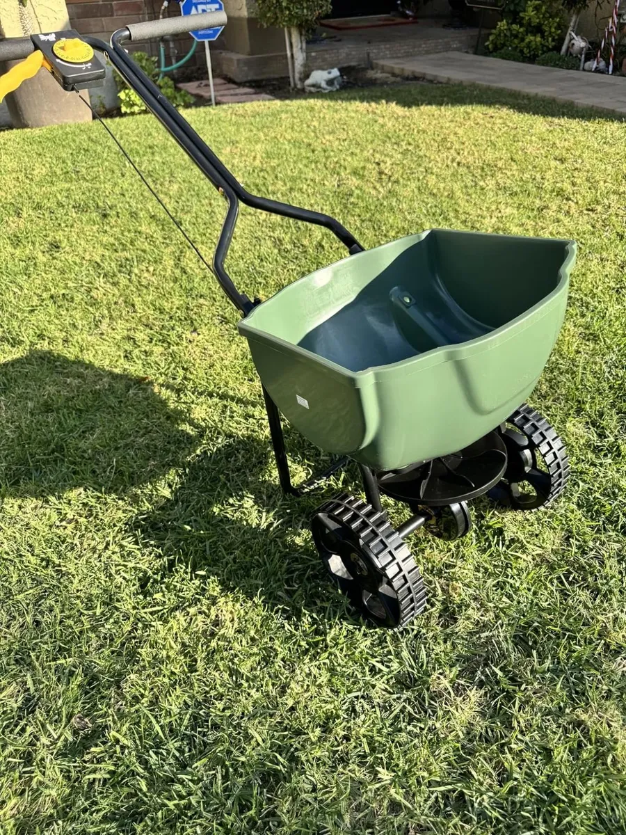 Push Lawn Fertiliser Spreader ..Free Delivery - Image 2