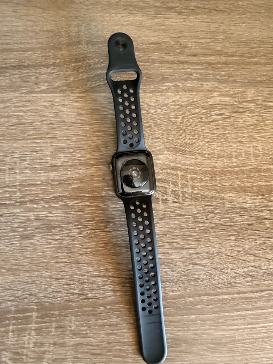 Apple Watch SE 40mm - Image 4