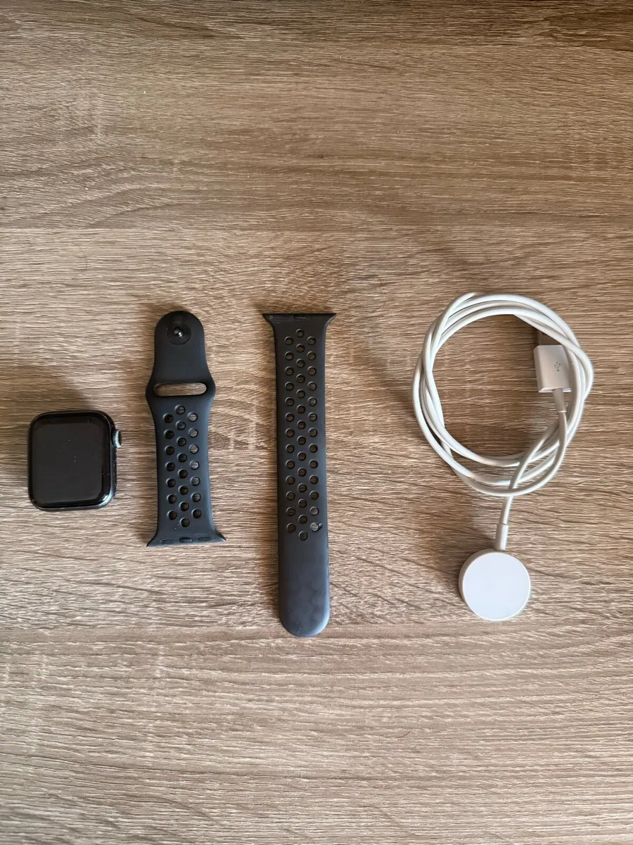Apple Watch SE 40mm - Image 1