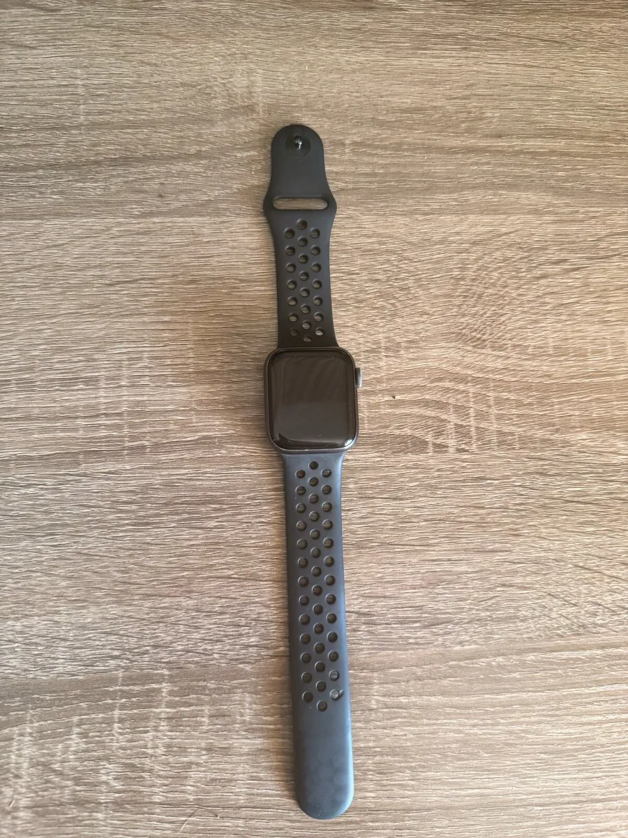 Apple Watch SE 40mm - Image 3