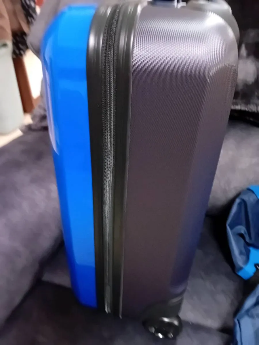 CABIN SIZE HARD TYPE SUITCASE 2 WHEELS NEW - Image 3