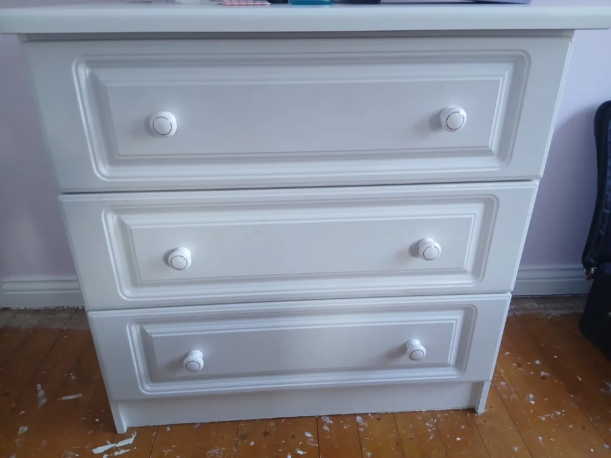 Free - Chest of drawers - Image 1