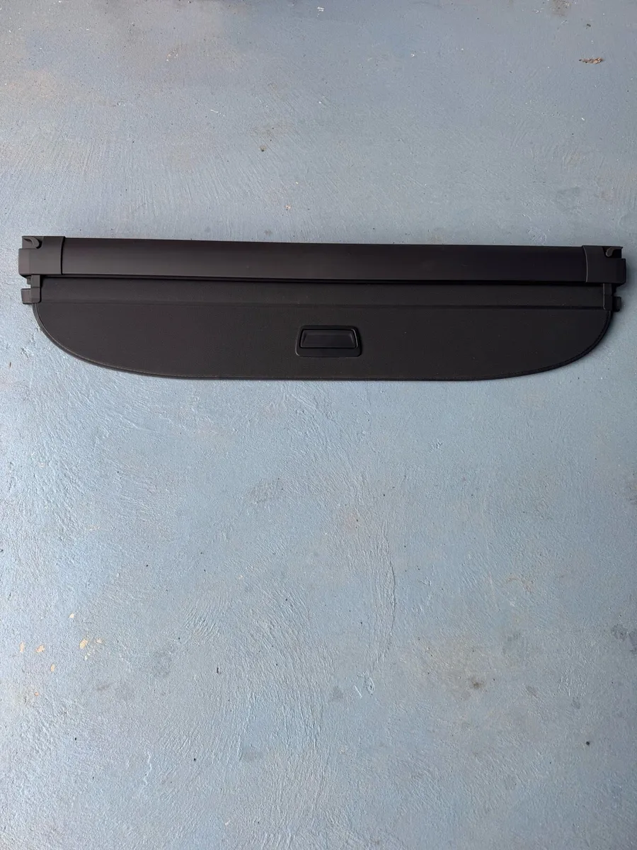 Good condition rear load black Cover for Audi Q8 - Image 1