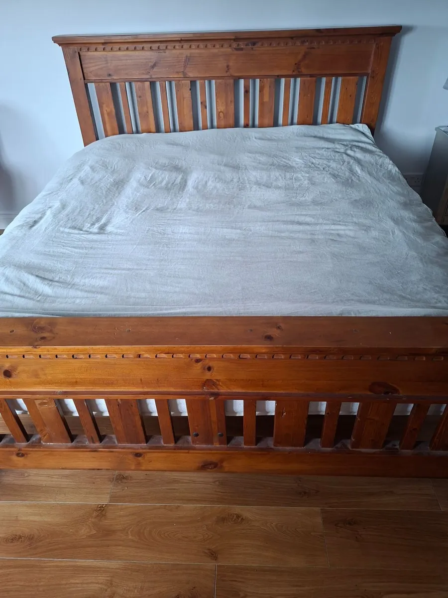 King size bed - Image 1
