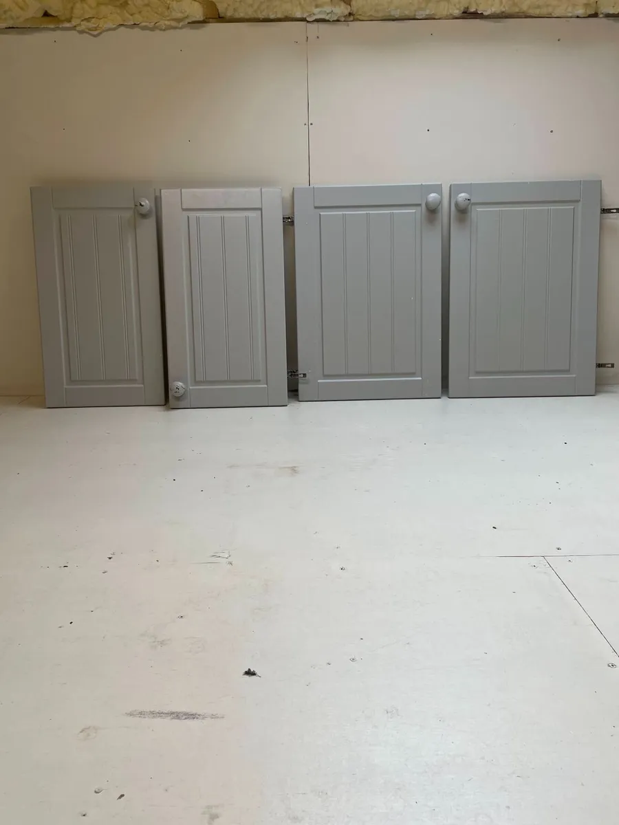 Kitchen cabinet doors, wall bracket & pelmit plint - Image 1