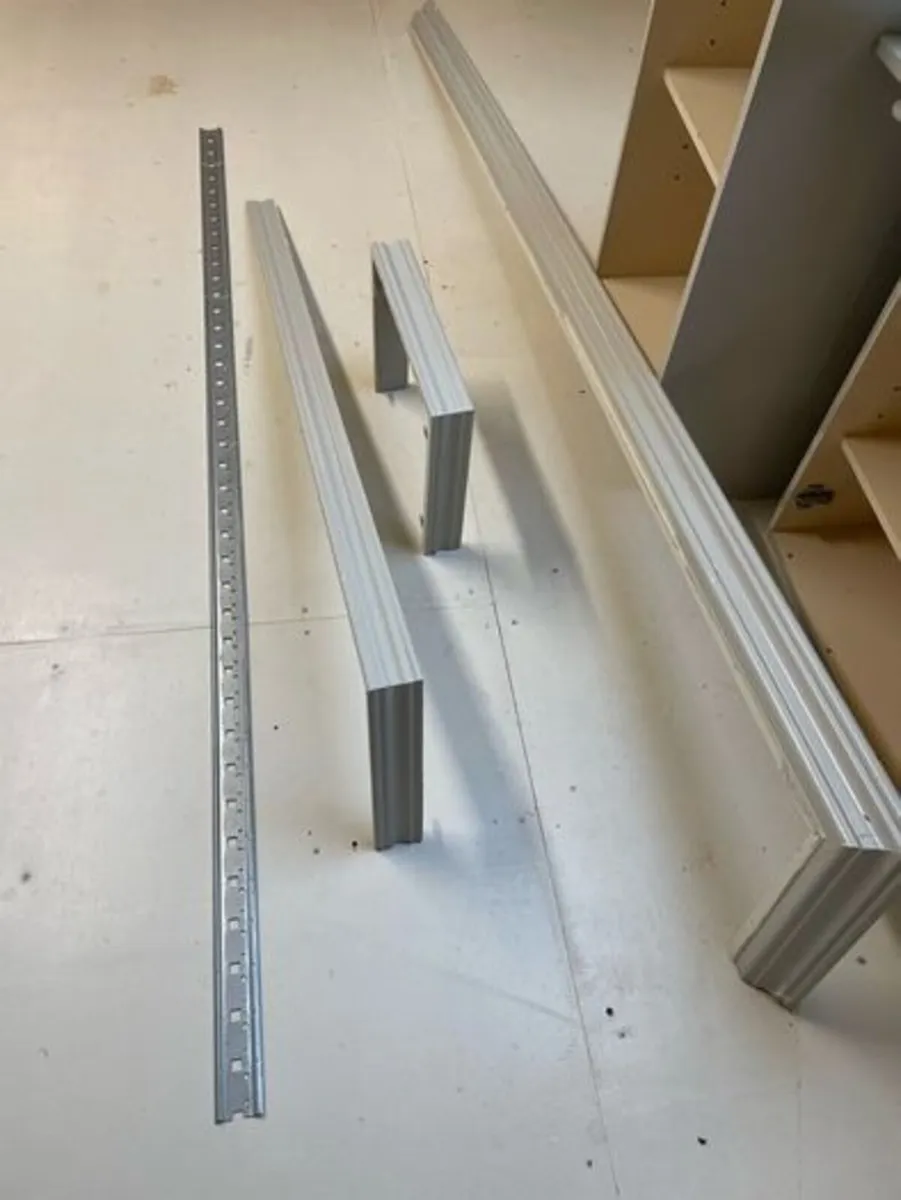 Kitchen cabinet doors, wall bracket & pelmit plint - Image 4
