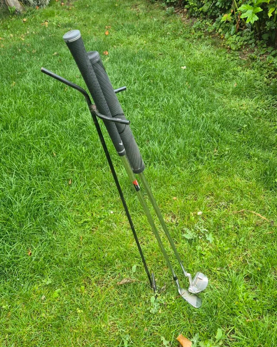 Metal pitch and putt clb and putter stand - Image 1