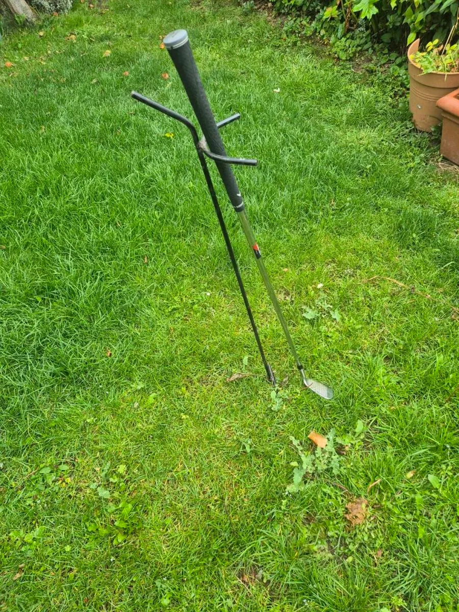 Metal pitch and putt clb and putter stand - Image 2