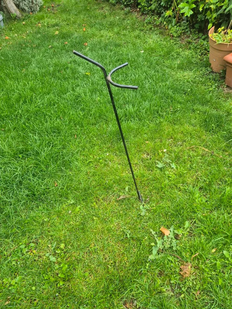 Metal pitch and putt clb and putter stand - Image 3
