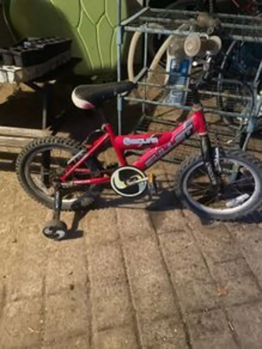 Childs bike with Stableisers - Image 1