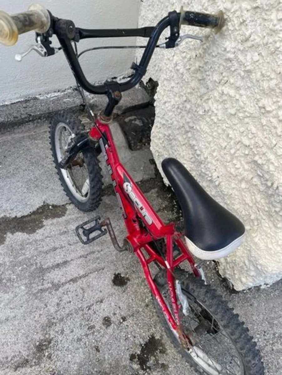 Childs bike with Stableisers - Image 2