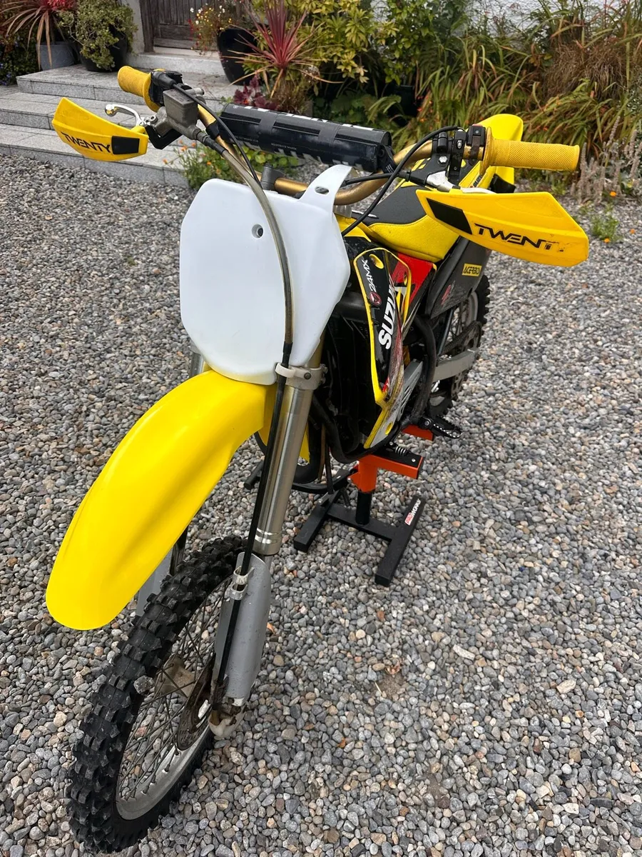 Suzuki RM85 motocross bike - Image 1