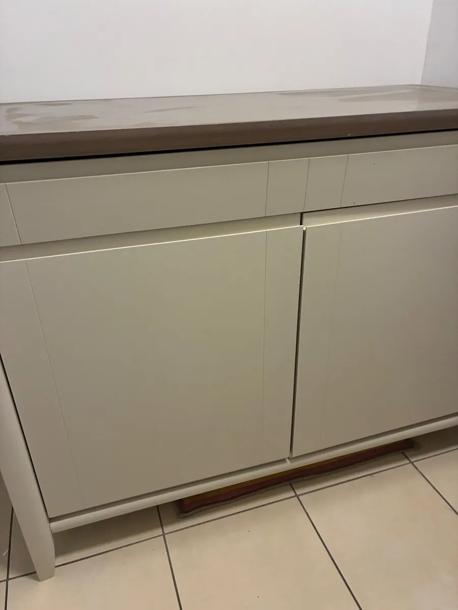 Table, chairs and side cupboard - Image 2