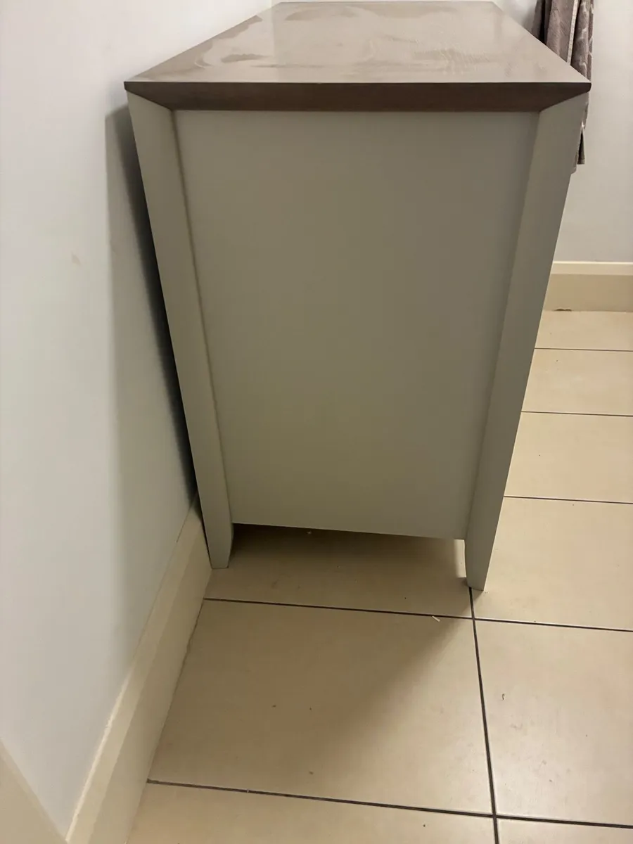 Table, chairs and side cupboard - Image 3