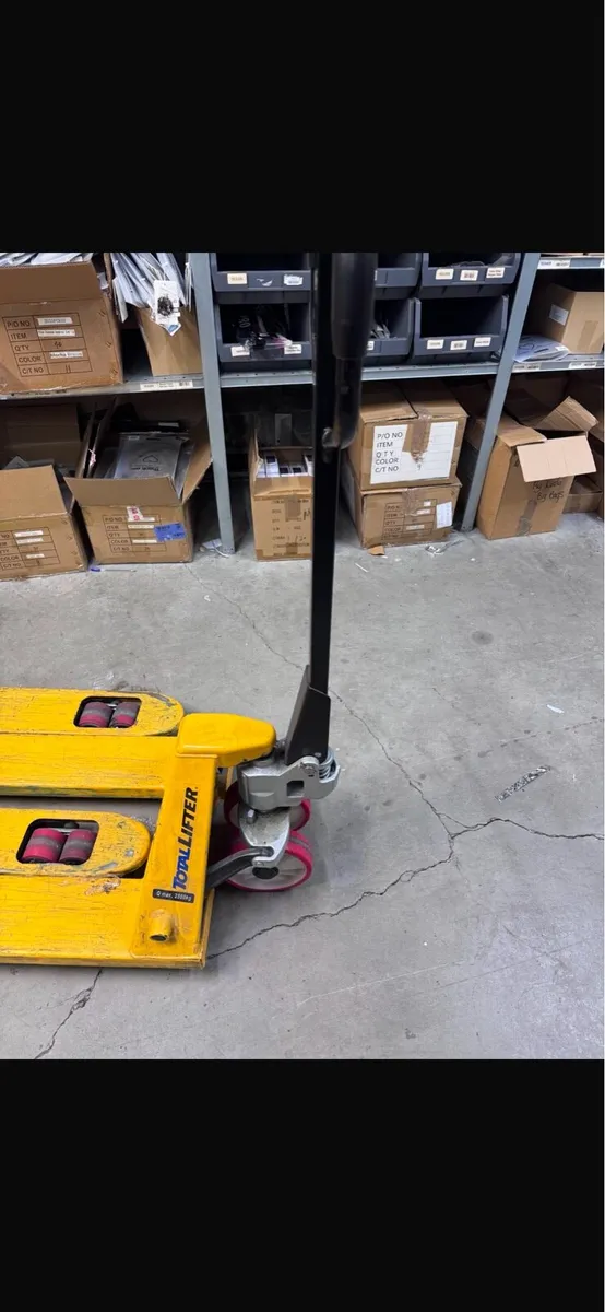 Pallet truck - Image 1