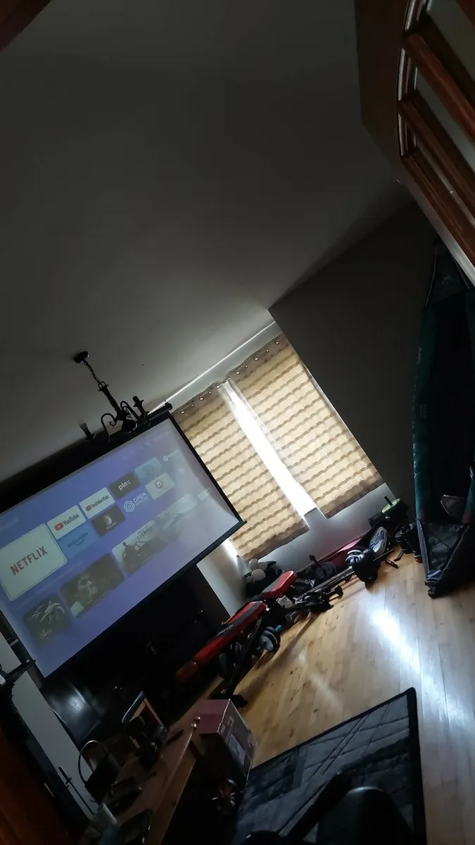 Projector and screen - Image 1