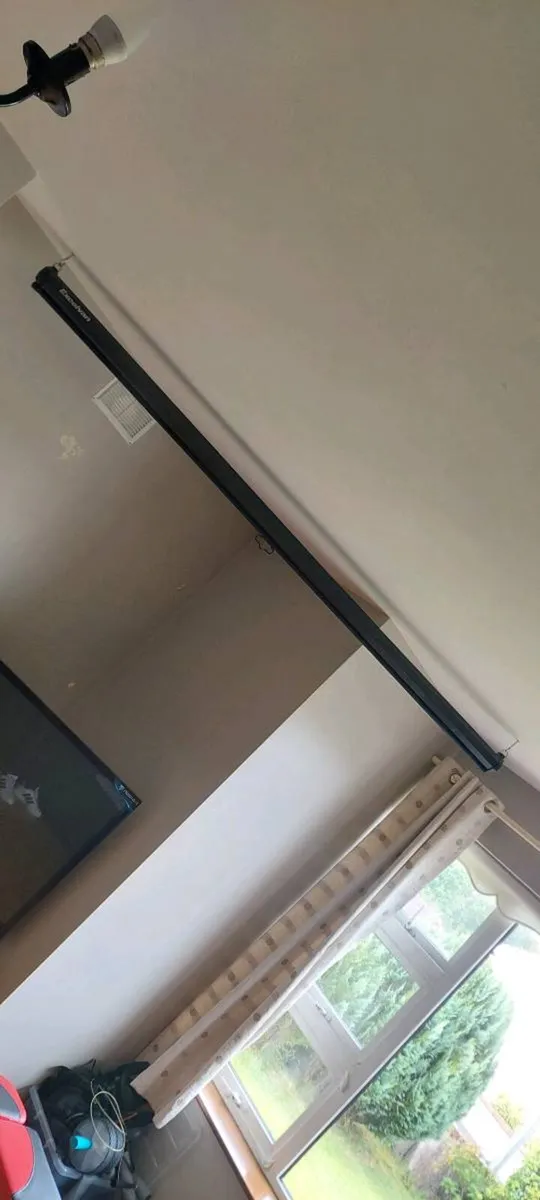 Projector and screen - Image 2