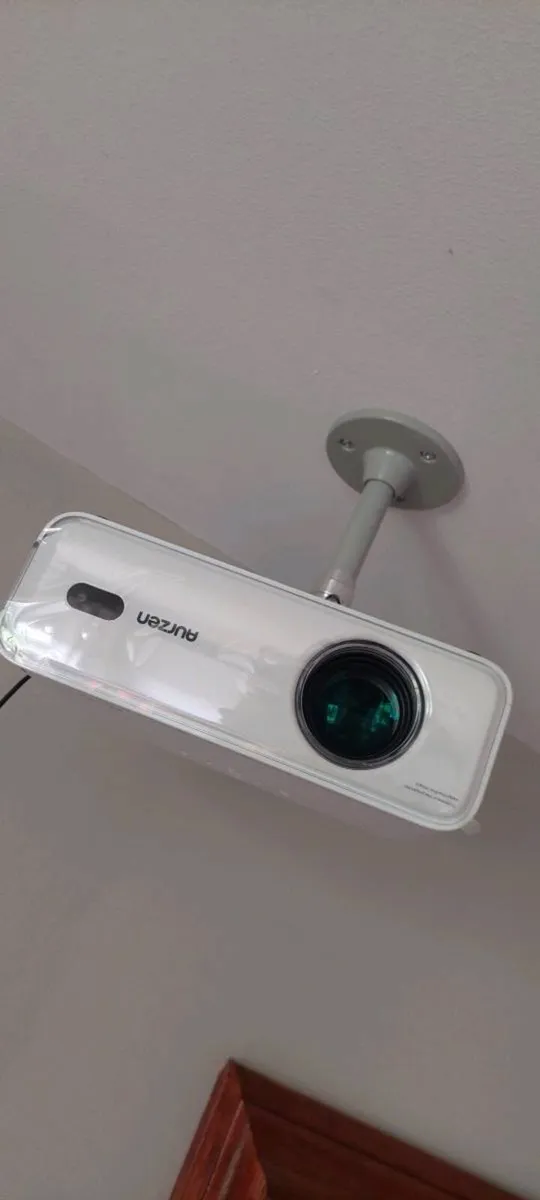 Projector and screen - Image 3