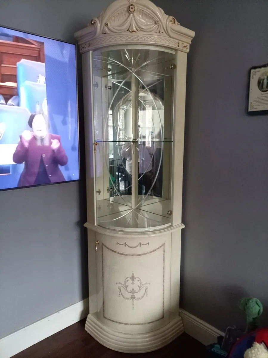 Leonardo Italian cabinets and mirror - Image 3