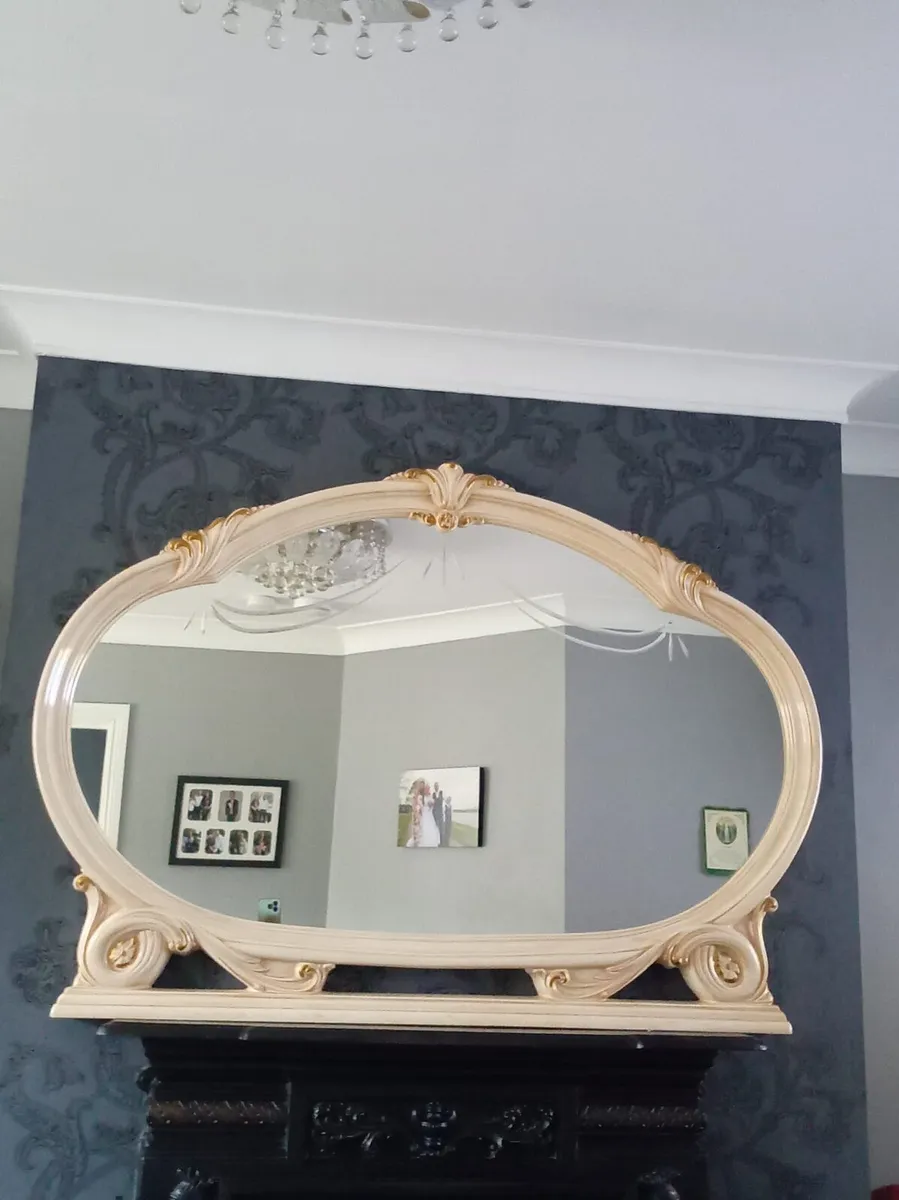 Leonardo Italian cabinets and mirror - Image 4