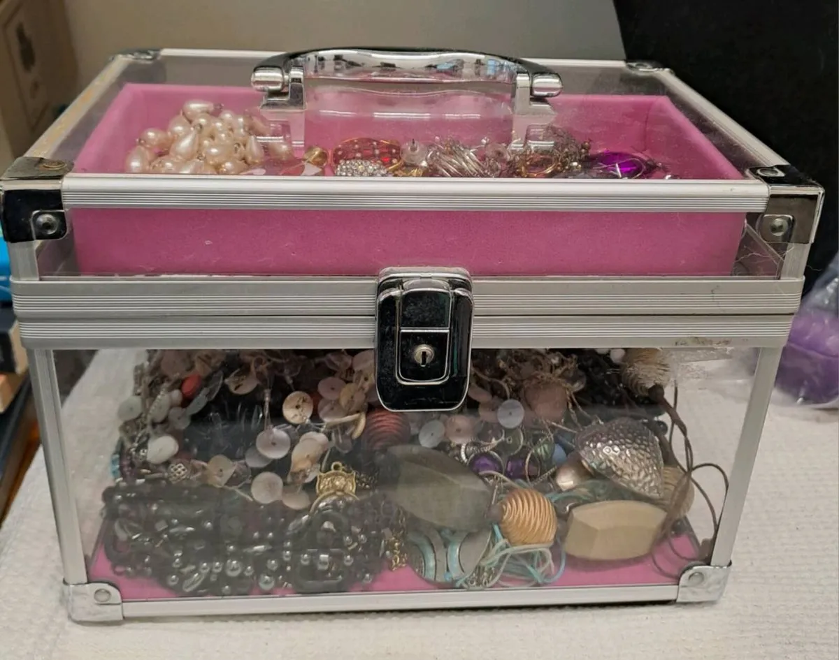 72 piece jewellery lot with box - Image 1