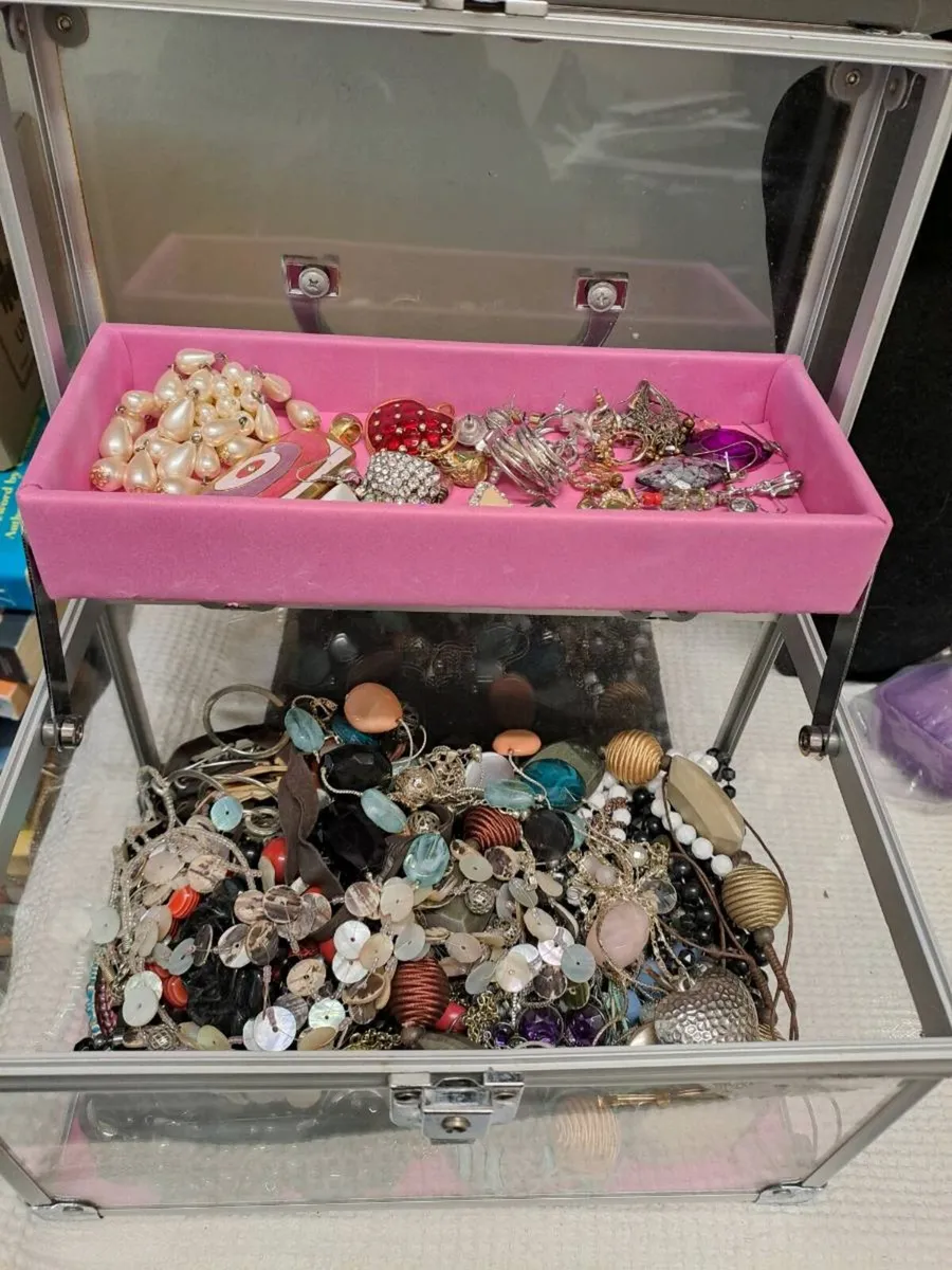 72 piece jewellery lot with box - Image 2