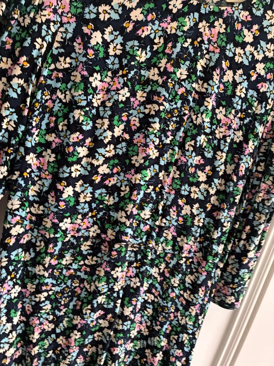 M&S Ditsy Floral Super Flattering Dress: Size 12 - Image 4