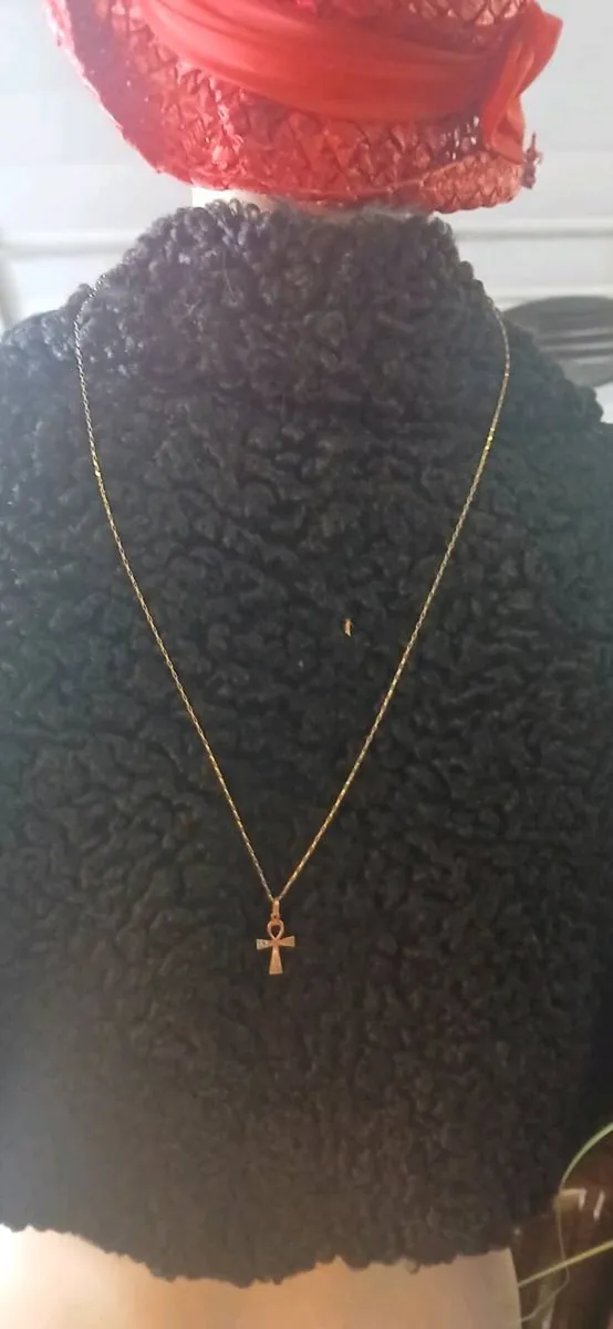 9ct cross and 28 inch  chain - Image 1