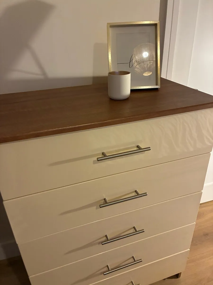 Pair of 5 Drawer Cream Gloss Chest Drawers - Image 4
