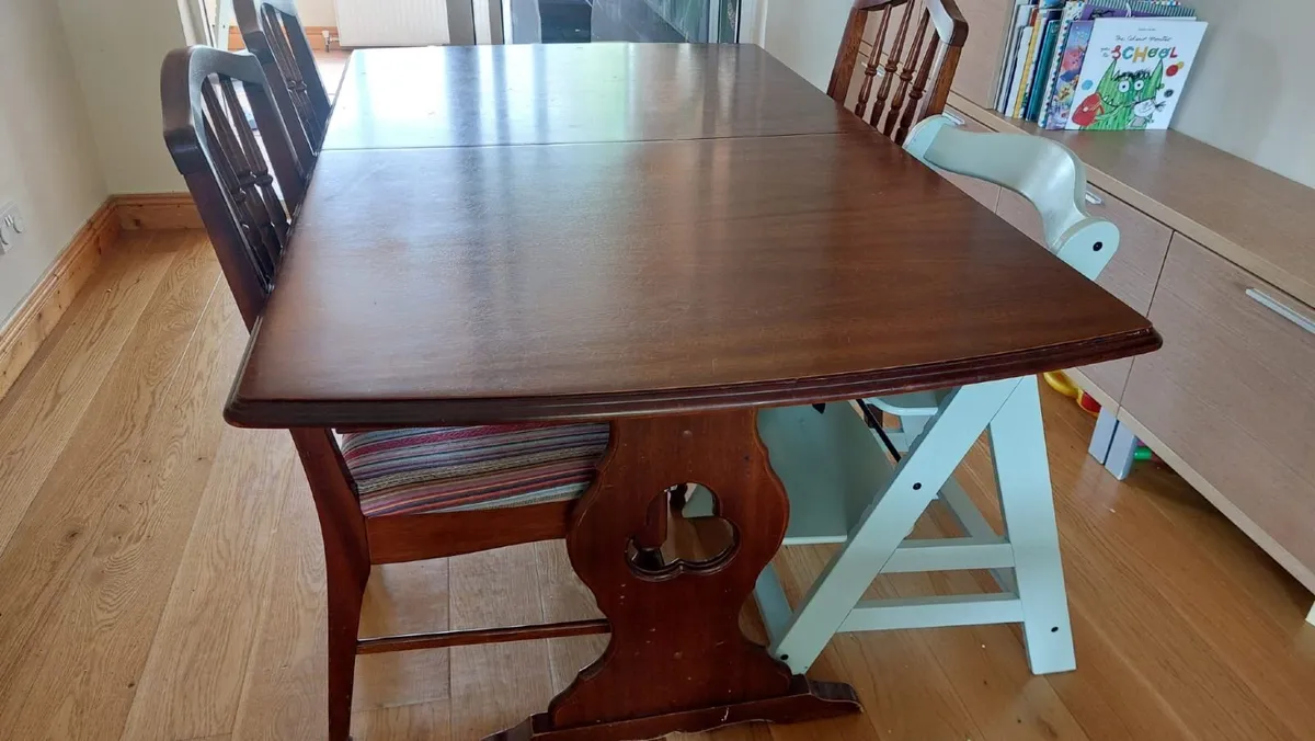 Table and chairs - Image 1