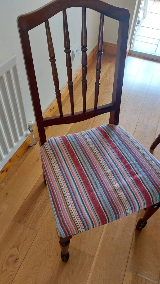 Table and chairs - Image 2