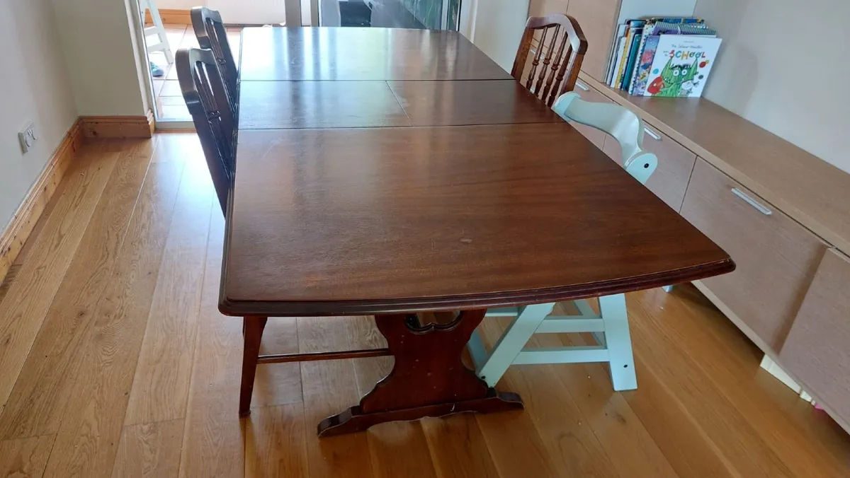 Table and chairs - Image 3