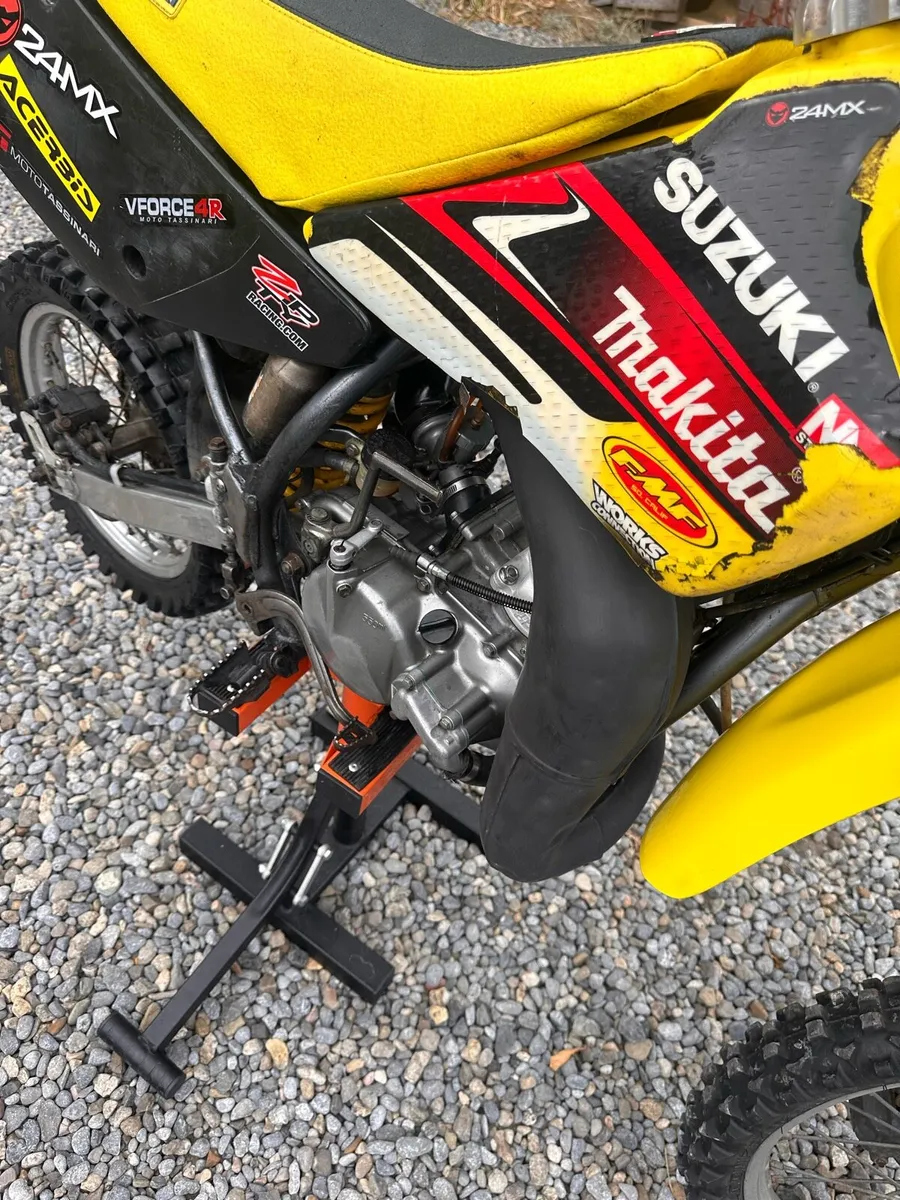 Suzuki RM85 motocross bike - Image 2